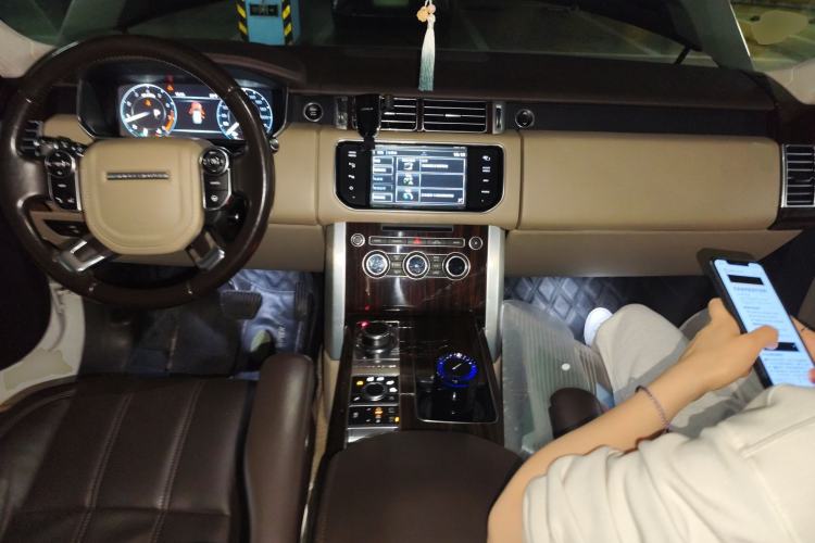 Used Land Rover Range 2014 Revised 3.0 SC V6 Vogue Center Console