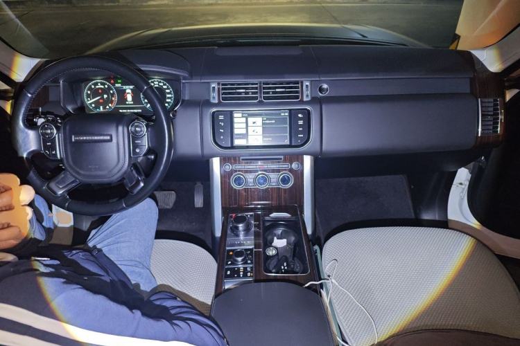 Used Land Rover Range 2014 Revised 3.0 SC V6 Vogue Center Console