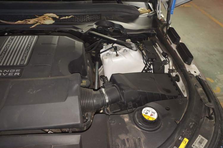 Used Land Rover Range 2014 Revised 3.0 SC V6 Vogue Engine Bay Left