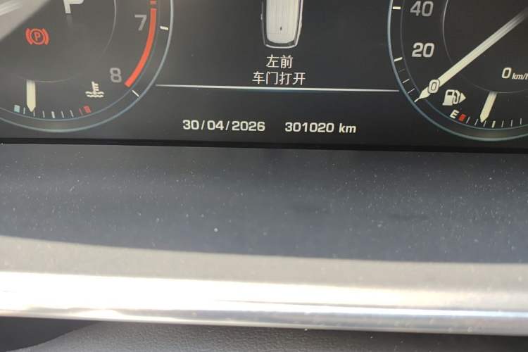 Used Land Rover Range 2014 3.0 SC V6 Vogue Odometer Close Up