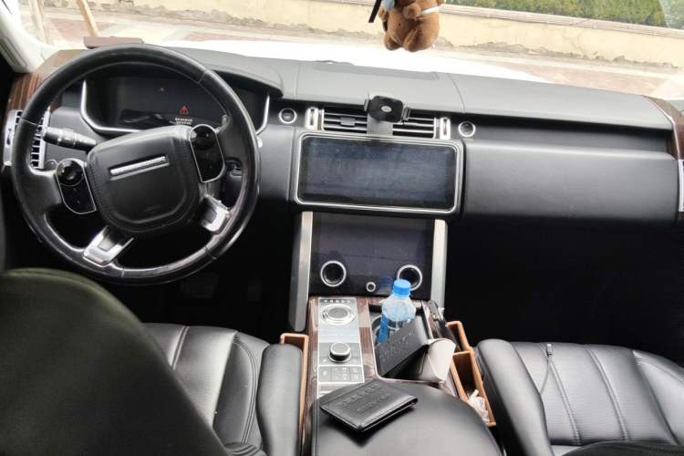 Used Land Rover Range 2014 Revised 3.0 SC V6 Vogue Center Console