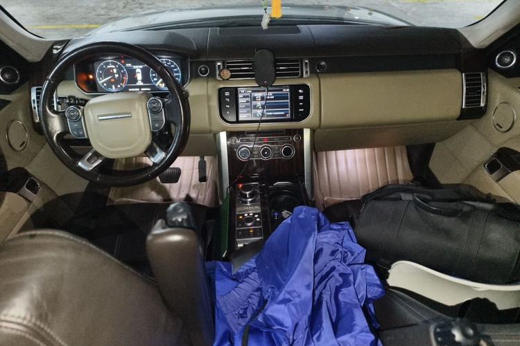 Used Land Rover Range 2014 Revised 3.0 SC V6 Vogue Center Console