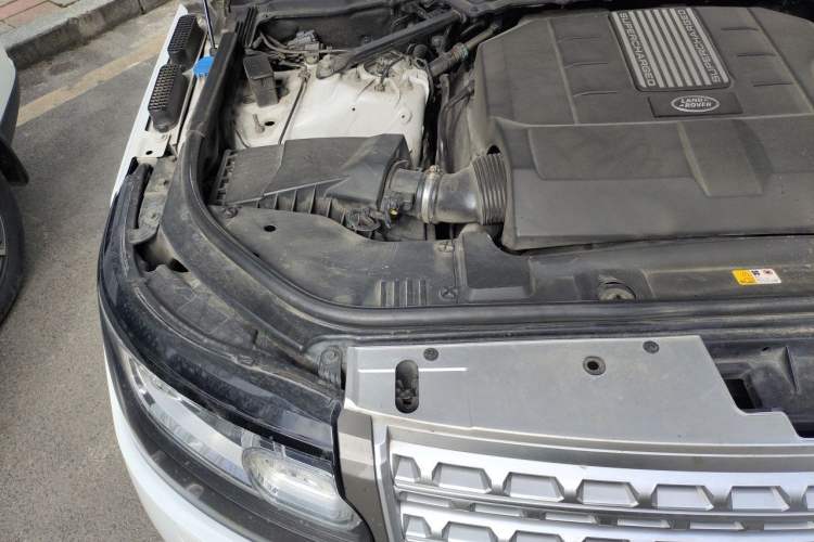Used Land Rover Range 2014 Revised 3.0 SC V6 Vogue Engine Bay Right