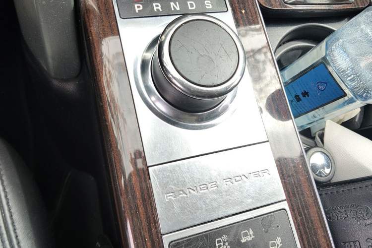 Used Land Rover Range 2014 Revised 3.0 SC V6 Vogue Gear Lever