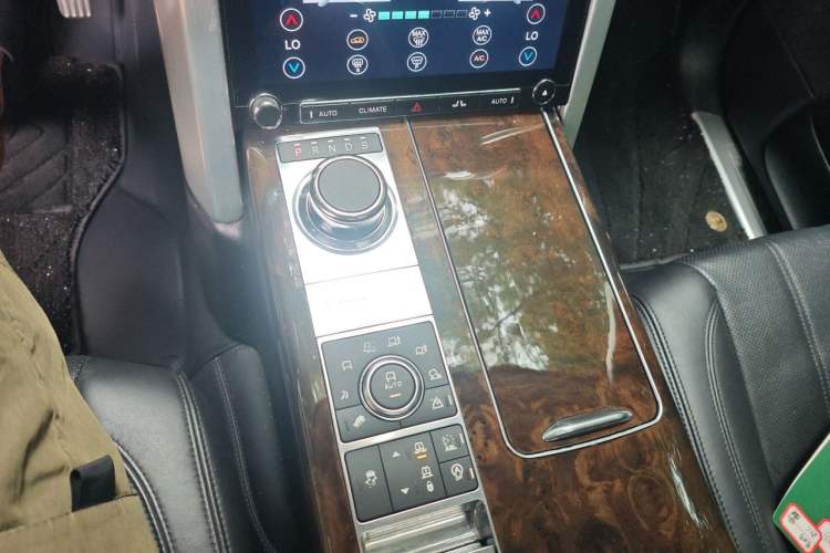 Used Land Rover Range 2014 3.0 SC V6 Vogue SE Gear Lever