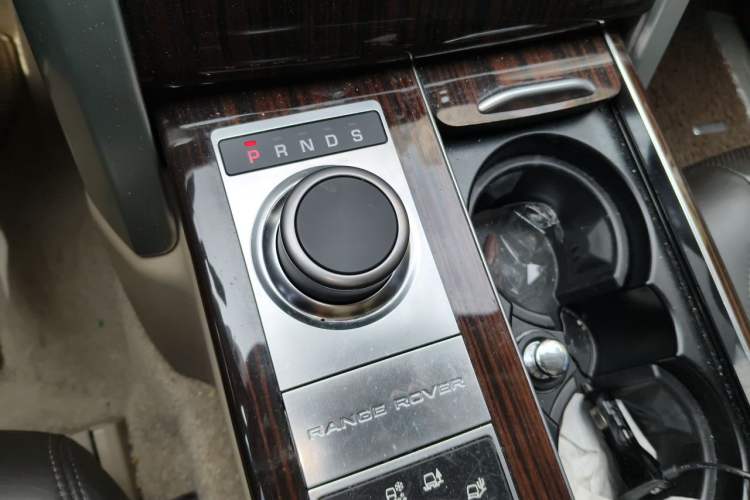 Used Land Rover Range 2014 Revised 3.0 SC V6 Vogue Gear Lever