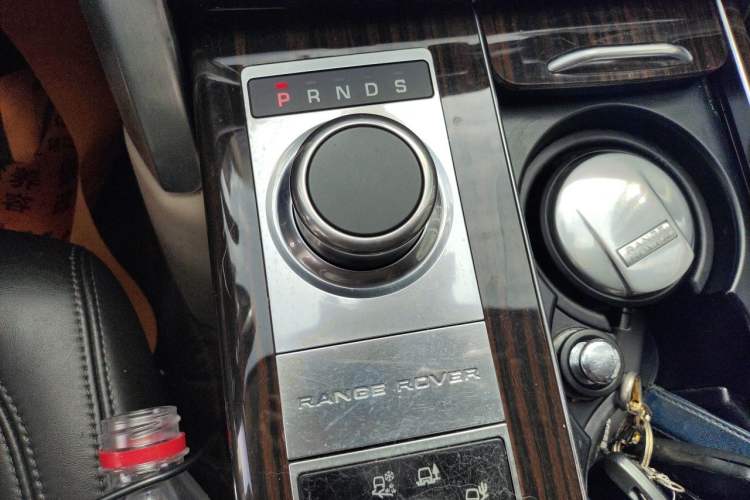 Used Land Rover Range 2014 Revised 3.0 SC V6 Vogue Gear Lever