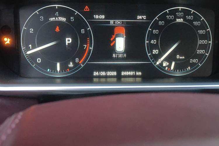 Used Land Rover Range 2014 3.0 SC V6 Vogue SE Long-Wheelbase Edition Odometer Close Up