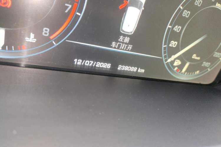 Used Land Rover Range 2014 3.0 SC V6 Vogue SE Long-Wheelbase Edition Odometer Close Up