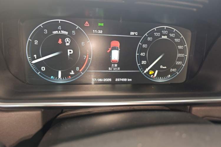 Used Land Rover Range 2014 3.0 SC V6 Vogue SE Long-Wheelbase Edition Odometer Close Up