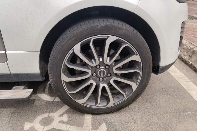 Used Land Rover Range 2014 Revised 3.0 SC V6 Vogue Right Front Wheel Hub