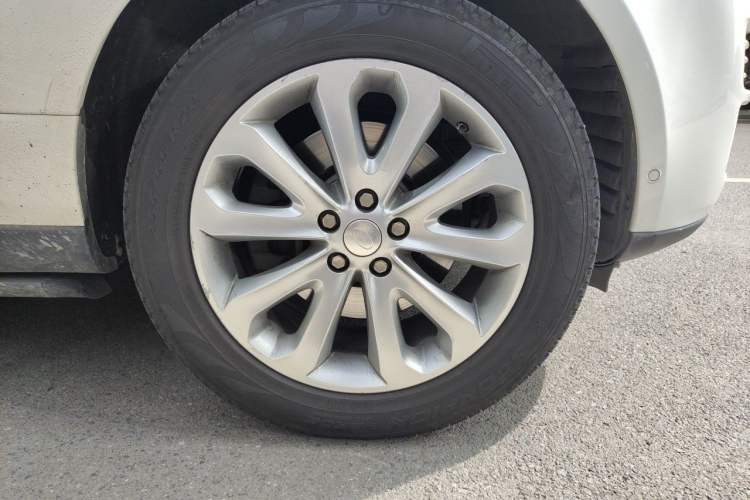 Used Land Rover Range 2014 Revised 3.0 SC V6 Vogue Right Front Wheel Hub