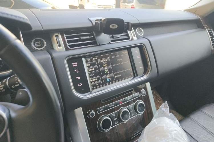 Used Land Rover Range 2014 3.0 SC V6 Vogue SE Audio And AC Panel