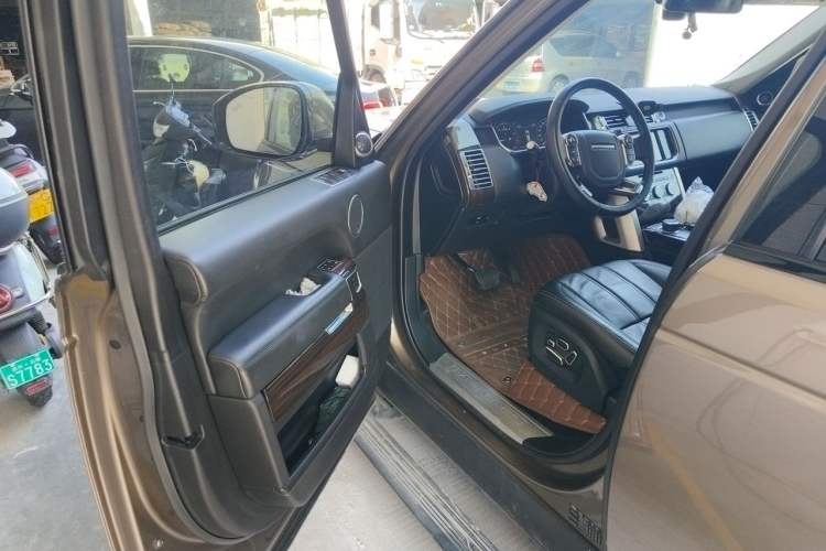 Used Land Rover Range 2014 3.0 SC V6 Vogue SE Driver Seat