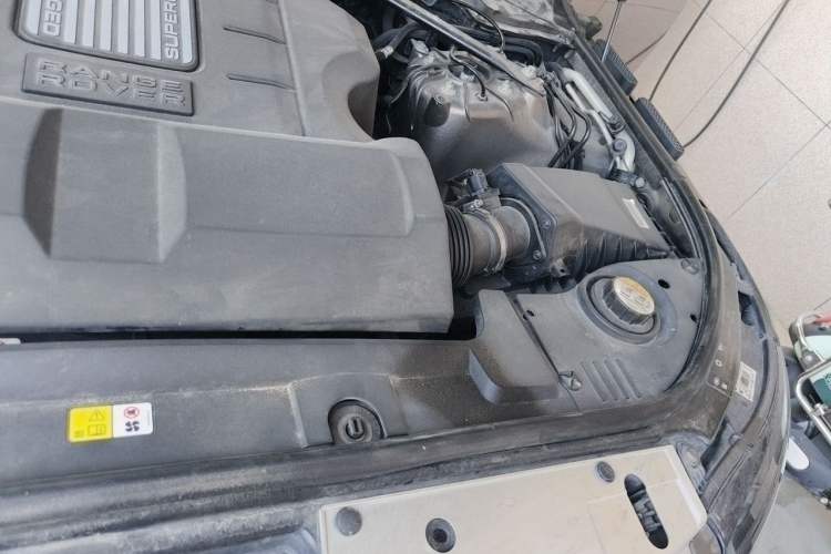 Used Land Rover Range 2014 3.0 SC V6 Vogue SE Engine Bay Left
