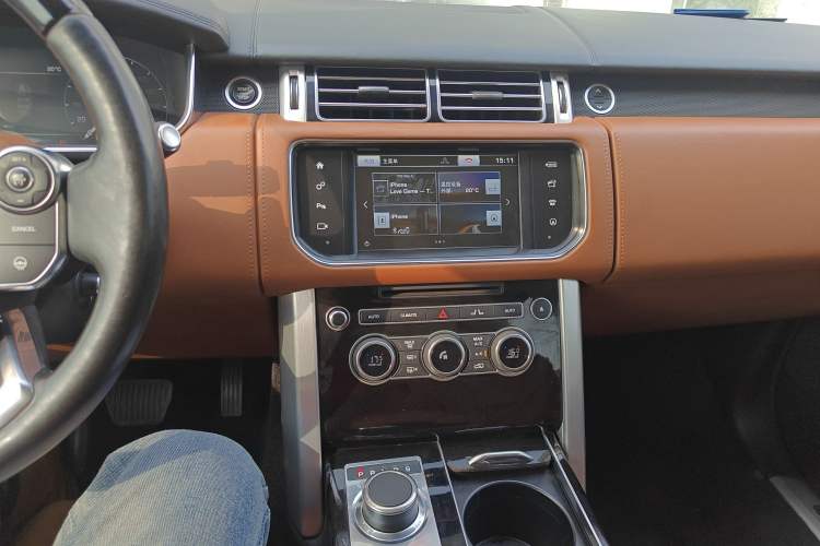 Used Land Rover Range 2015 3.0 TDV6 Vogue SE Extended-Length Model Audio And AC Panel