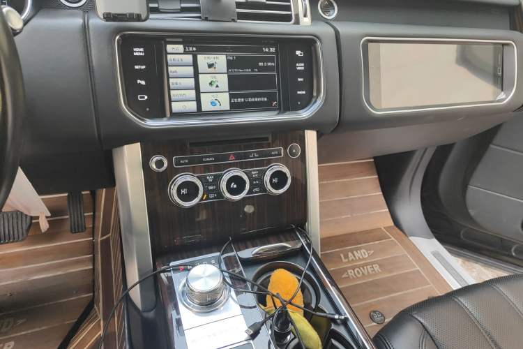 Used Land Rover Range 2015 3.0 SC V6 Vogue SE Long-Wheelbase Edition Audio And AC Panel