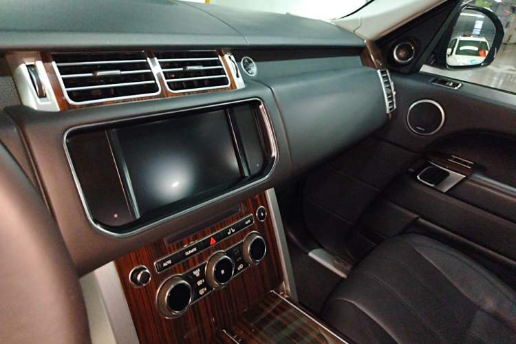 Used Land Rover Range 2015 3.0 SC V6 Vogue Audio And AC Panel
