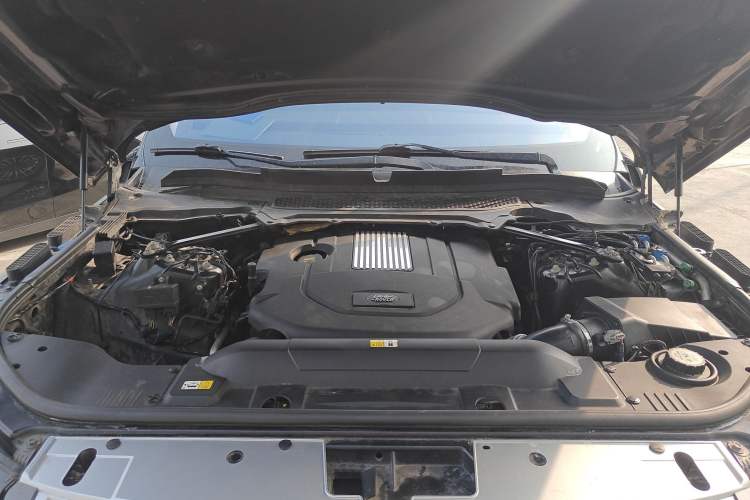 Used Land Rover Range 2015 3.0 TDV6 Vogue SE Extended-Length Model Engine Bay