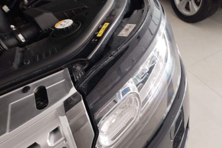 Used Land Rover Range 2015 3.0 SC V6 Vogue Engine Bay Left