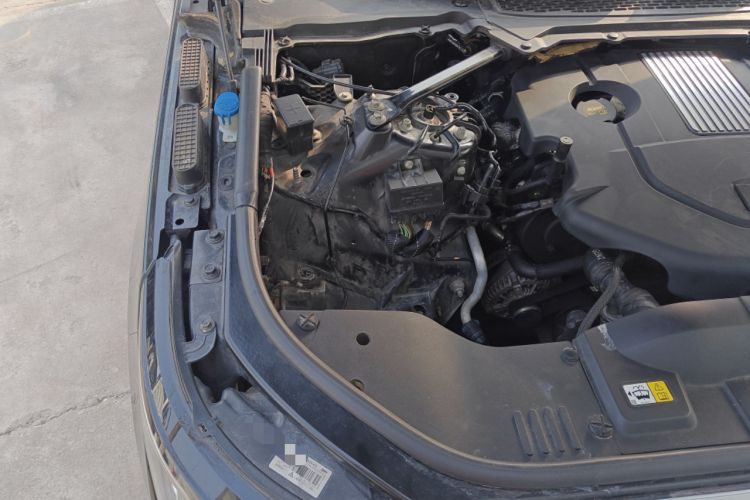Used Land Rover Range 2015 3.0 TDV6 Vogue SE Extended-Length Model Engine Bay Right