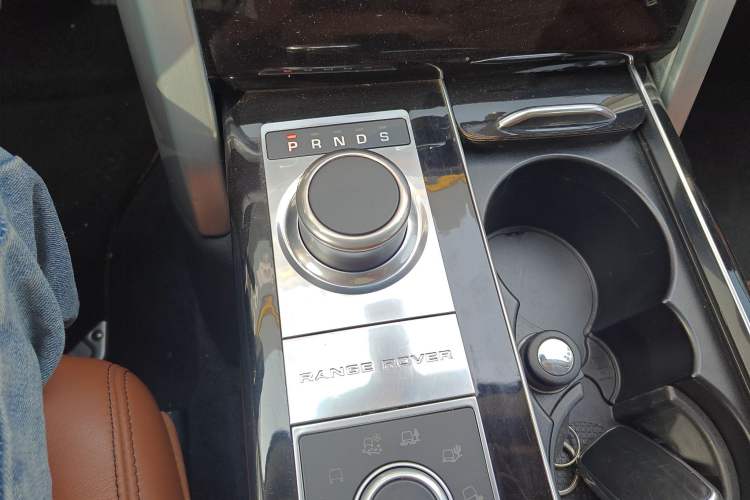 Used Land Rover Range 2015 3.0 TDV6 Vogue SE Extended-Length Model Gear Lever