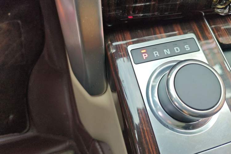 Used Land Rover Range 2015 3.0 SC V6 Vogue Gear Lever