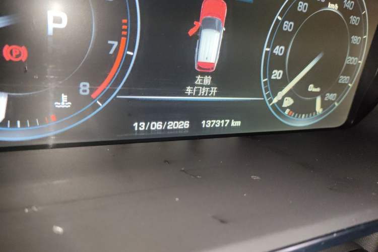 Used Land Rover Range 2015 3.0 SC V6 Vogue SE Long-Wheelbase Edition Odometer Close Up
