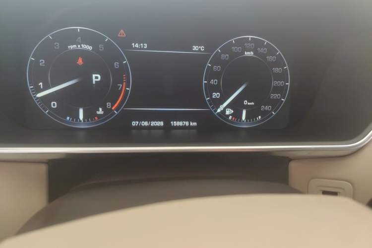 Used Land Rover Range 2015 3.0 SC V6 Vogue Odometer Close Up