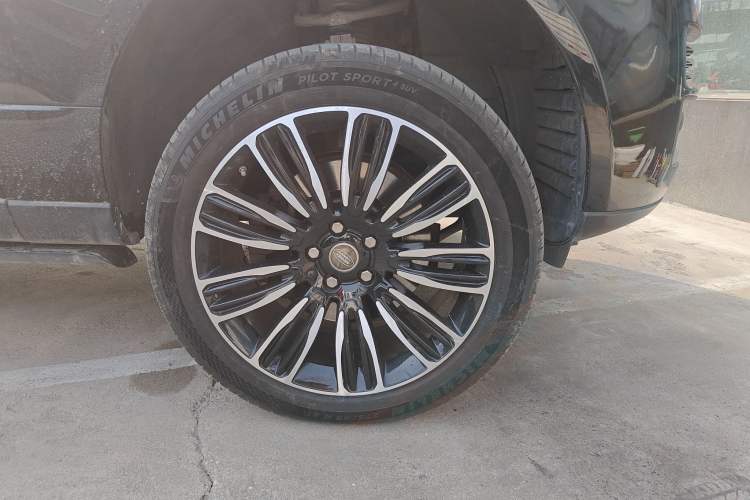 Used Land Rover Range 2015 3.0 TDV6 Vogue SE Extended-Length Model Right Front Wheel Hub
