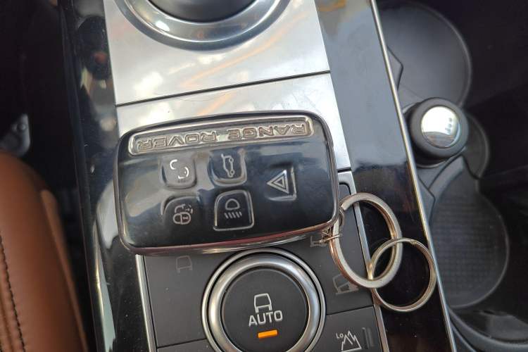 Used Land Rover Range 2015 3.0 TDV6 Vogue SE Extended-Length Model Vehicle Key