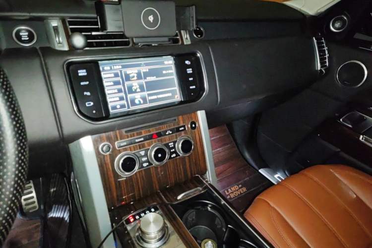 Used Land Rover Range 2015 3.0 SC V6 Vogue SE Long-Wheelbase Edition Audio And AC Panel