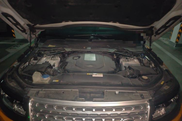 Used Land Rover Range 2015 3.0 TDV6 Vogue SE Extended-Length Model Engine Bay