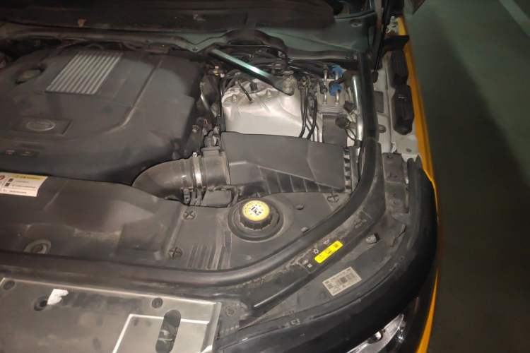 Used Land Rover Range 2015 3.0 TDV6 Vogue SE Extended-Length Model Engine Bay Left