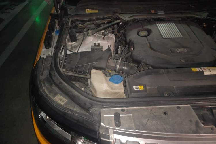 Used Land Rover Range 2015 3.0 TDV6 Vogue SE Extended-Length Model Engine Bay Right