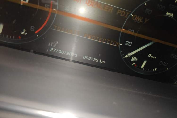 Used Land Rover Range 2015 3.0 TDV6 Vogue SE Extended-Length Model Odometer Close Up