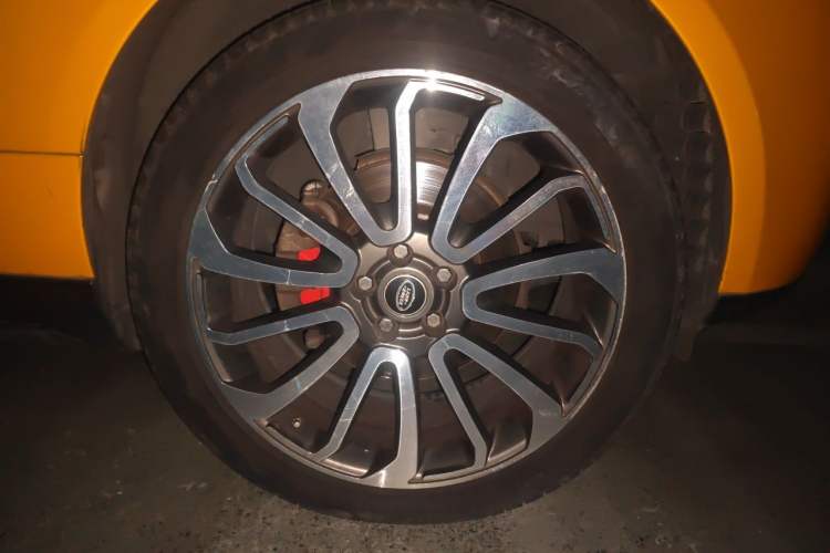 Used Land Rover Range 2015 3.0 TDV6 Vogue SE Extended-Length Model Right Front Wheel Hub