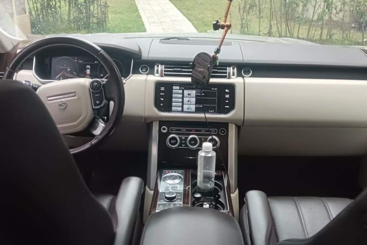 Used Land Rover Range 2015 3.0 SC V6 Vogue Center Console