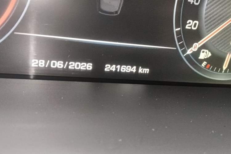 Used Land Rover Range 2015 3.0 SC V6 Vogue Odometer Close Up