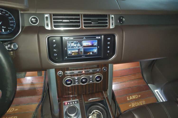 Used Land Rover Range 2015 3.0 TDV6 Vogue SE Extended-Length Model Audio And AC Panel