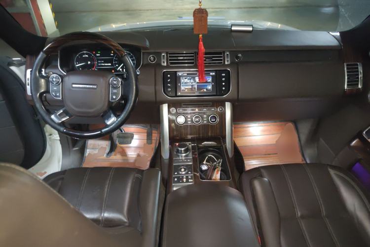Used Land Rover Range 2015 3.0 TDV6 Vogue SE Extended-Length Model Center Console