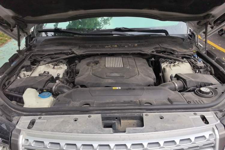 Used Land Rover Range 2015 3.0 TDV6 Vogue Engine Bay