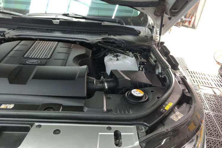 Used Land Rover Range 2015 3.0 SC V6 Vogue Engine Bay Left