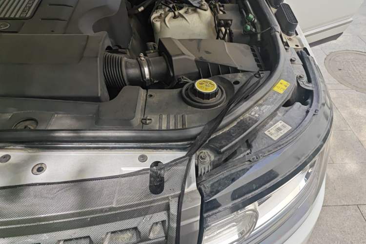 Used Land Rover Range  Engine Bay Left