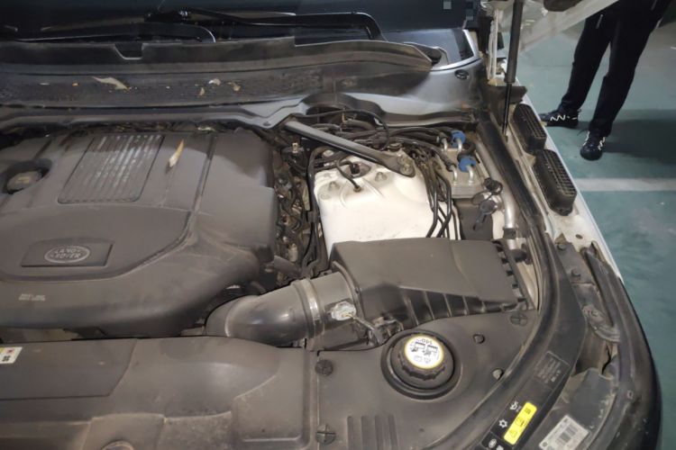 Used Land Rover Range 2015 3.0 TDV6 Vogue SE Extended-Length Model Engine Bay Left