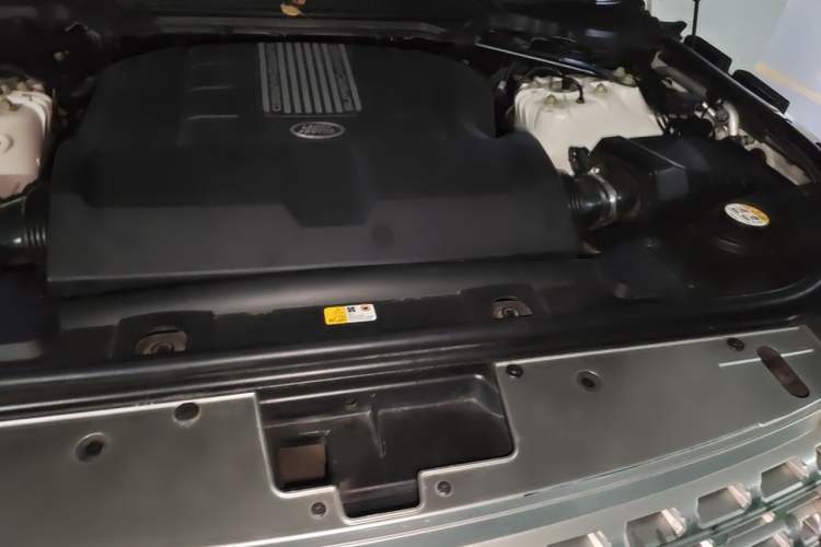 Used Land Rover Range 2015 3.0 SC V6 Vogue Engine Bay Left