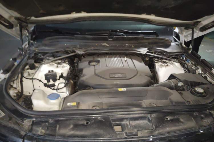 Used Land Rover Range 2015 3.0 TDV6 Vogue SE Extended-Length Model Engine Bay