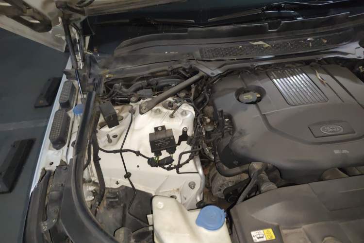 Used Land Rover Range 2015 3.0 TDV6 Vogue SE Extended-Length Model Engine Bay Right