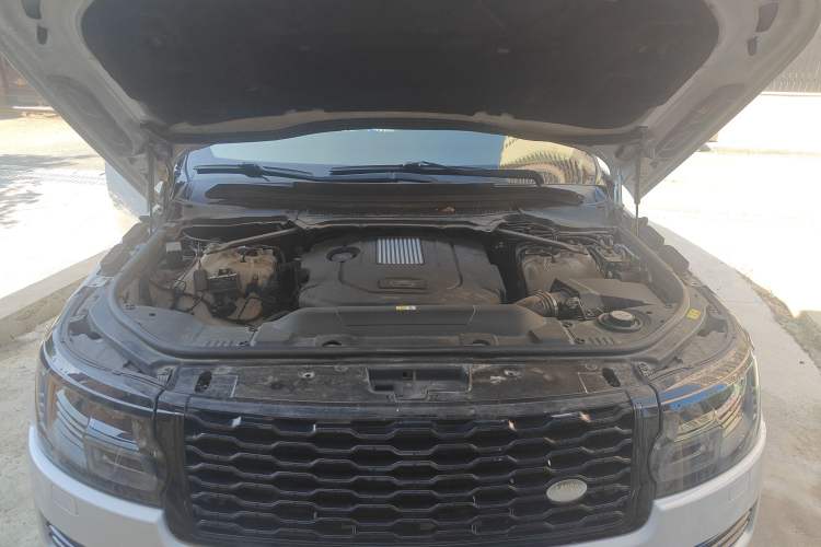 Used Land Rover Range 2015 3.0 TDV6 Vogue Engine Bay