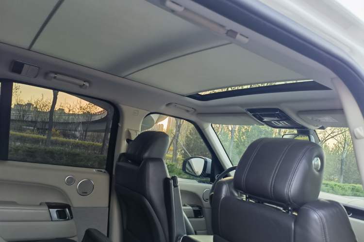 Used Land Rover Range 2015 3.0 SC V6 Vogue Interior 9